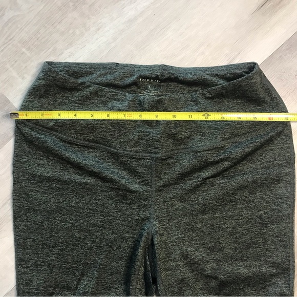 Torrid Sz 1 Dark Green Cropped Leggings with cross cross back calf accents - Picture 7 of 8